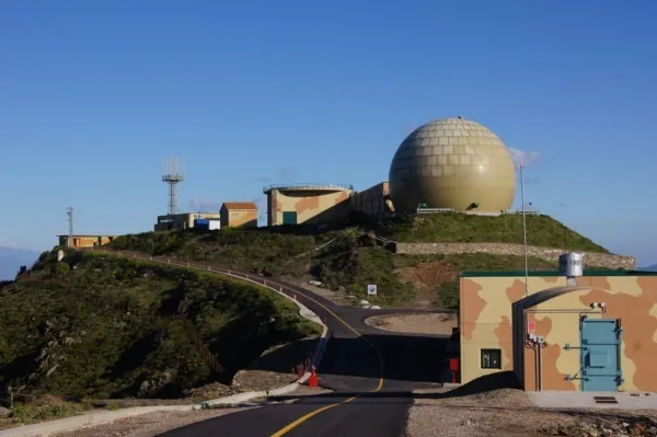 El fuerte viento derriba la gran bola del radar de vigilancia aérea de Roses (Girona)