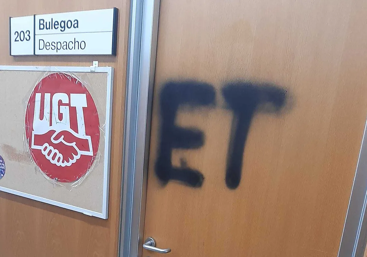 Dos encapuchados sorprendidos por sindicalistas de UGT cuando realizaban una pintada de ETA en el campus universitario de Vitoria