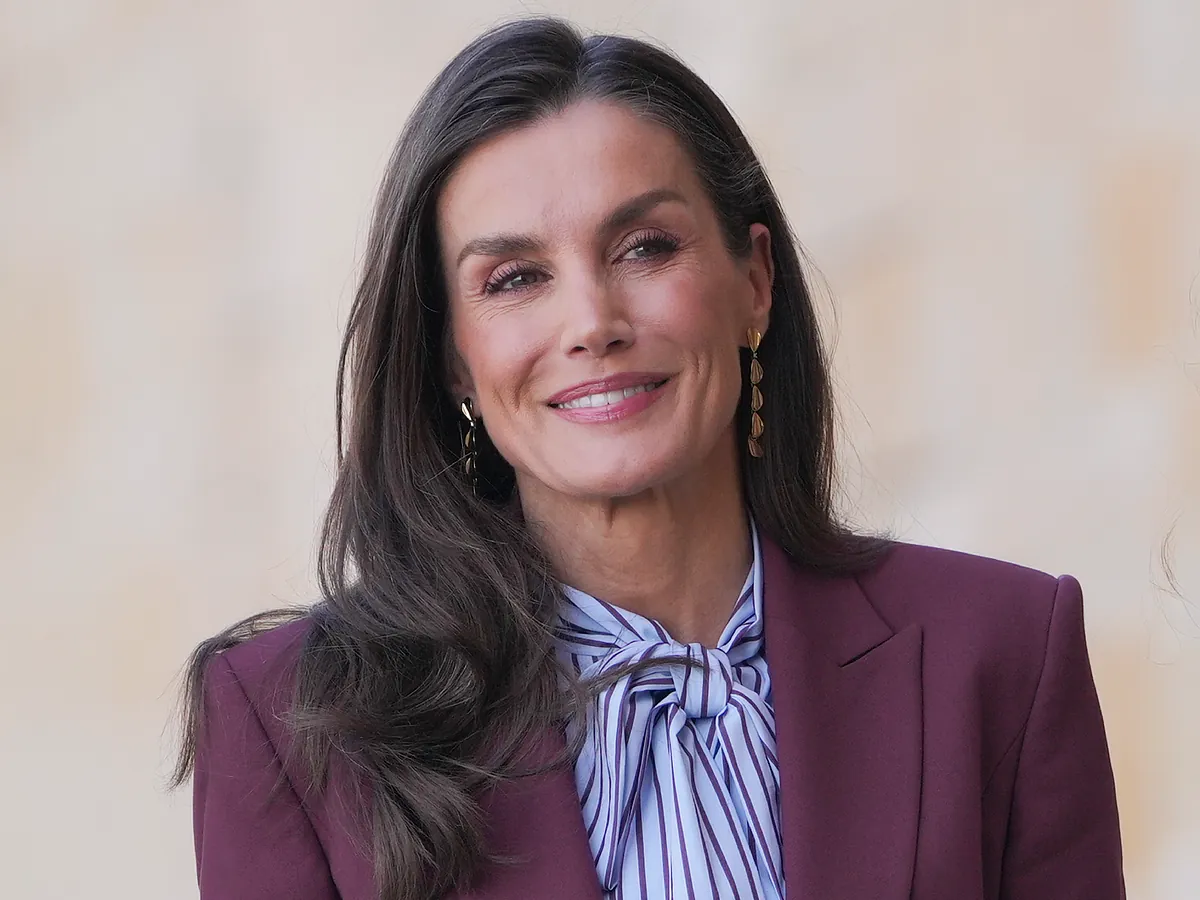La Reina Letizia da una lección de estilo primaveral o cómo hacer chic un traje de pantalón berenjena