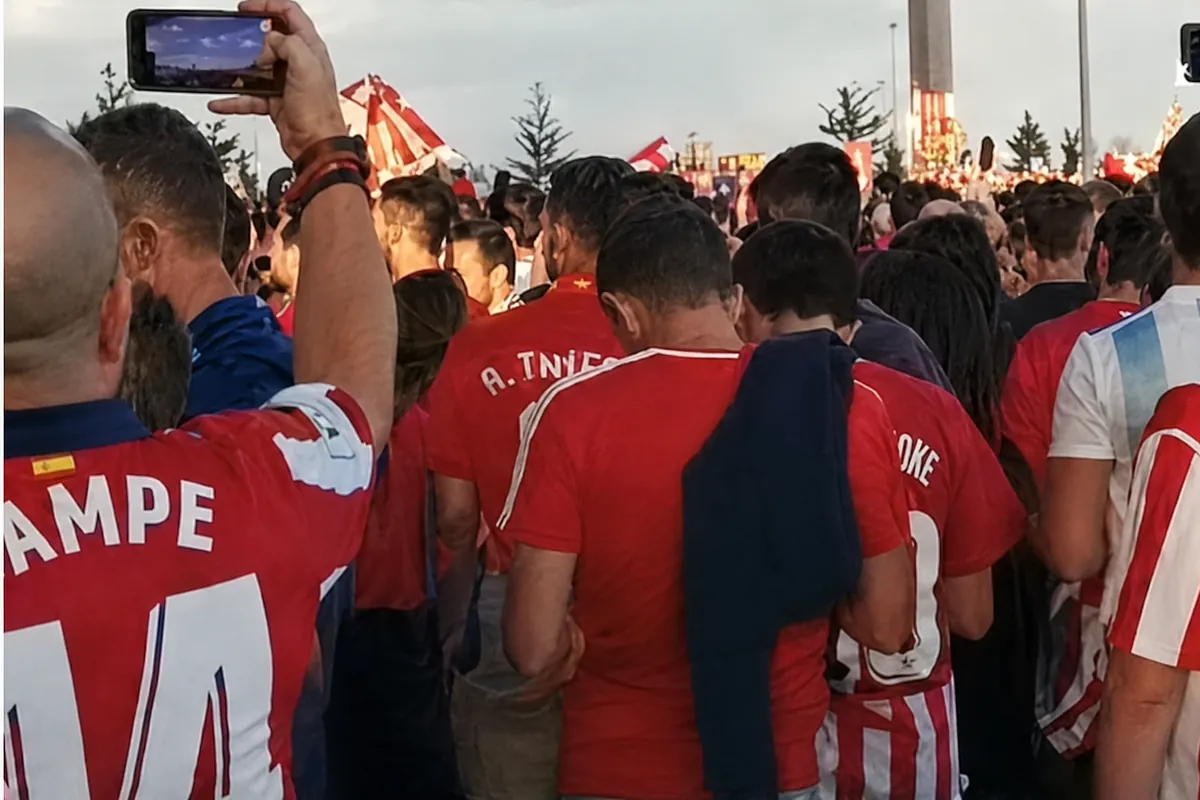 Detenido por insultos racistas a Vinicius en los aledaños del Metropolitano grabados por un canal de Brasil durante un partido de Champions