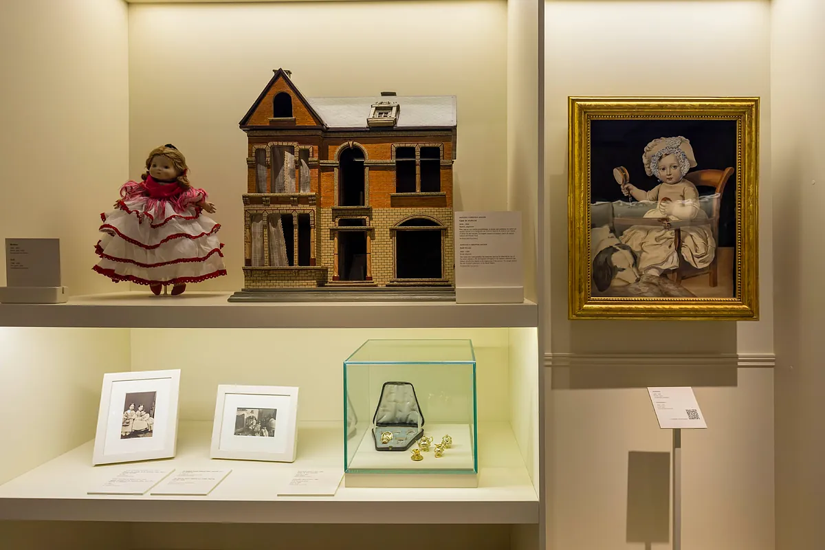 Los juguetes que hicieron 'iguales' a infantes reales y niños humildes: del birlocho y el praxinoscopio al scalextric o la famosa Mariquita Pérez