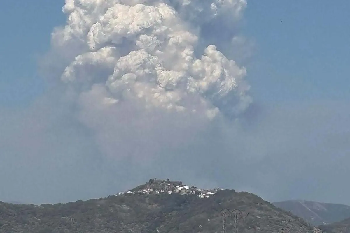El incendio de Las Hurdes obliga al confinamiento domiciliario de la población de Nuñomoral y salta a la provincia de Salamanca