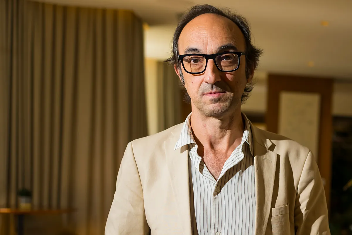 Agustín Fernández Mallo y el ángel caído de la Inteligencia Artificial: "Si la convertimos en sujeto de derecho, el día que tengamos que desenchufarla, será un homicidio"