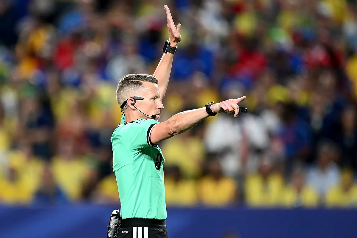 La FIFA rebaja al arbitraje español: desde el Mundial de 2002 no pitaban sólo un partido