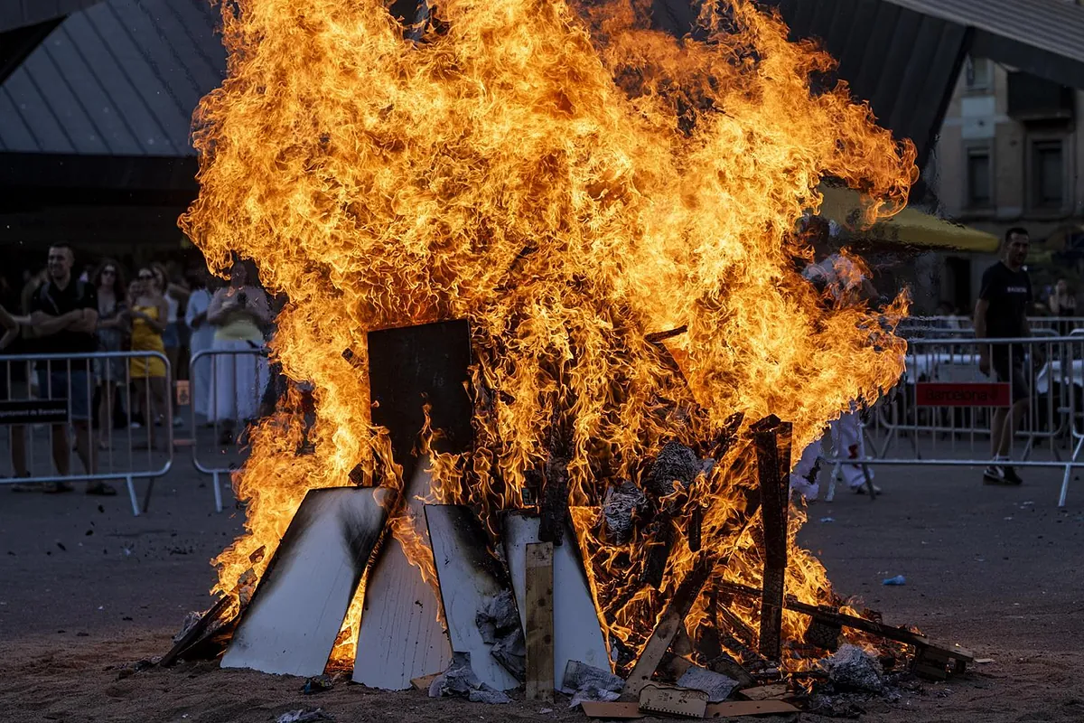 Un tiroteo en el interior de un piso, un apuñalado en la playa de Barcelona y 130 detenidos la noche de la verbena en Cataluña