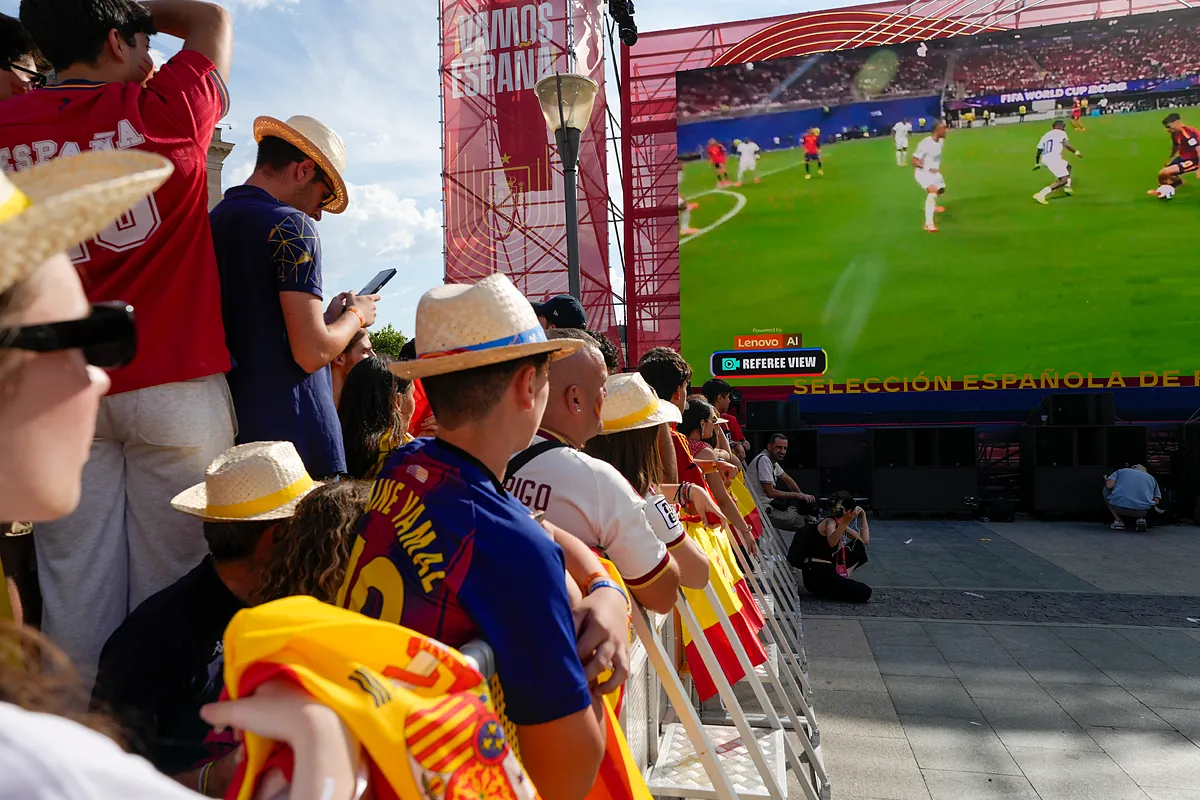 La emisión en la plaza de Colón del partido de España en el Mundial se suspende ante la ola de calor