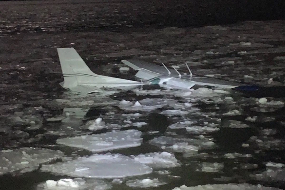 Una avioneta se estrella en el río Hudson tras intentar un aterrizaje de emergencia en Nueva York