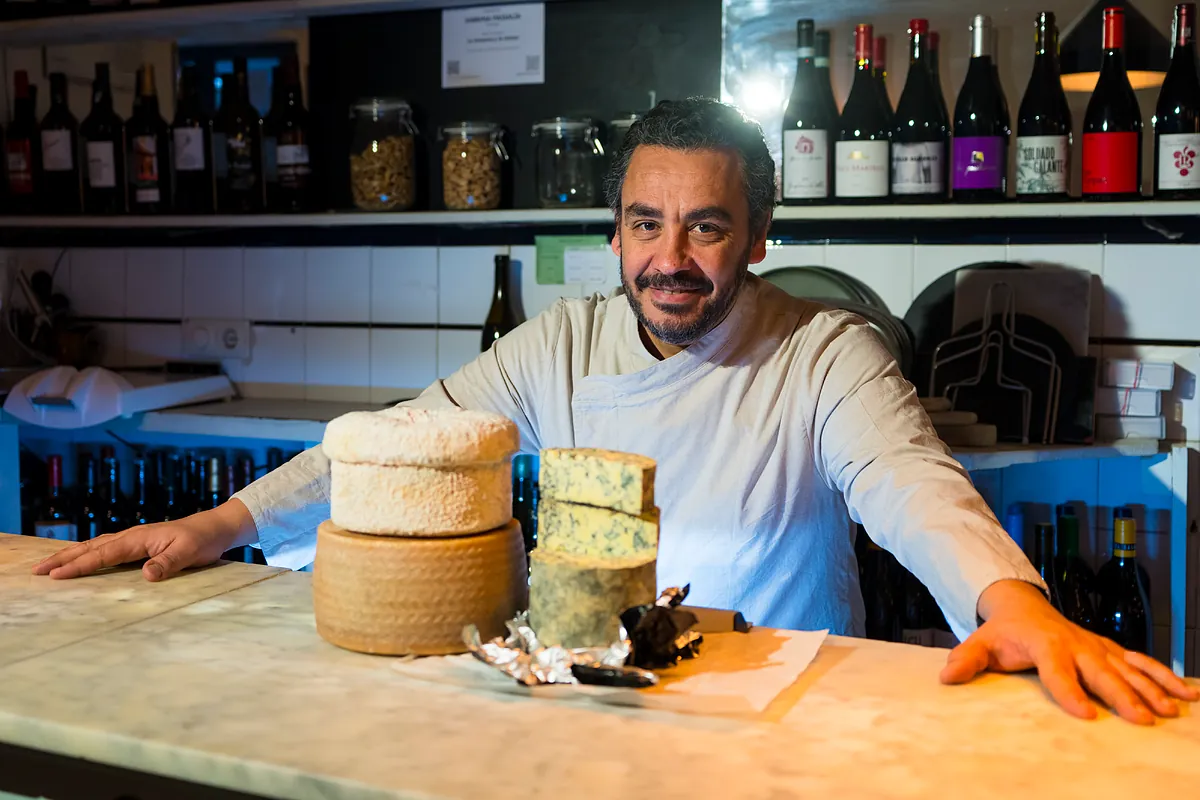 La Carbonera, la barra de Madrid donde el vino conversa con los mejores quesos: "A veces hay gente que entra y se queja de que huele fuerte..."