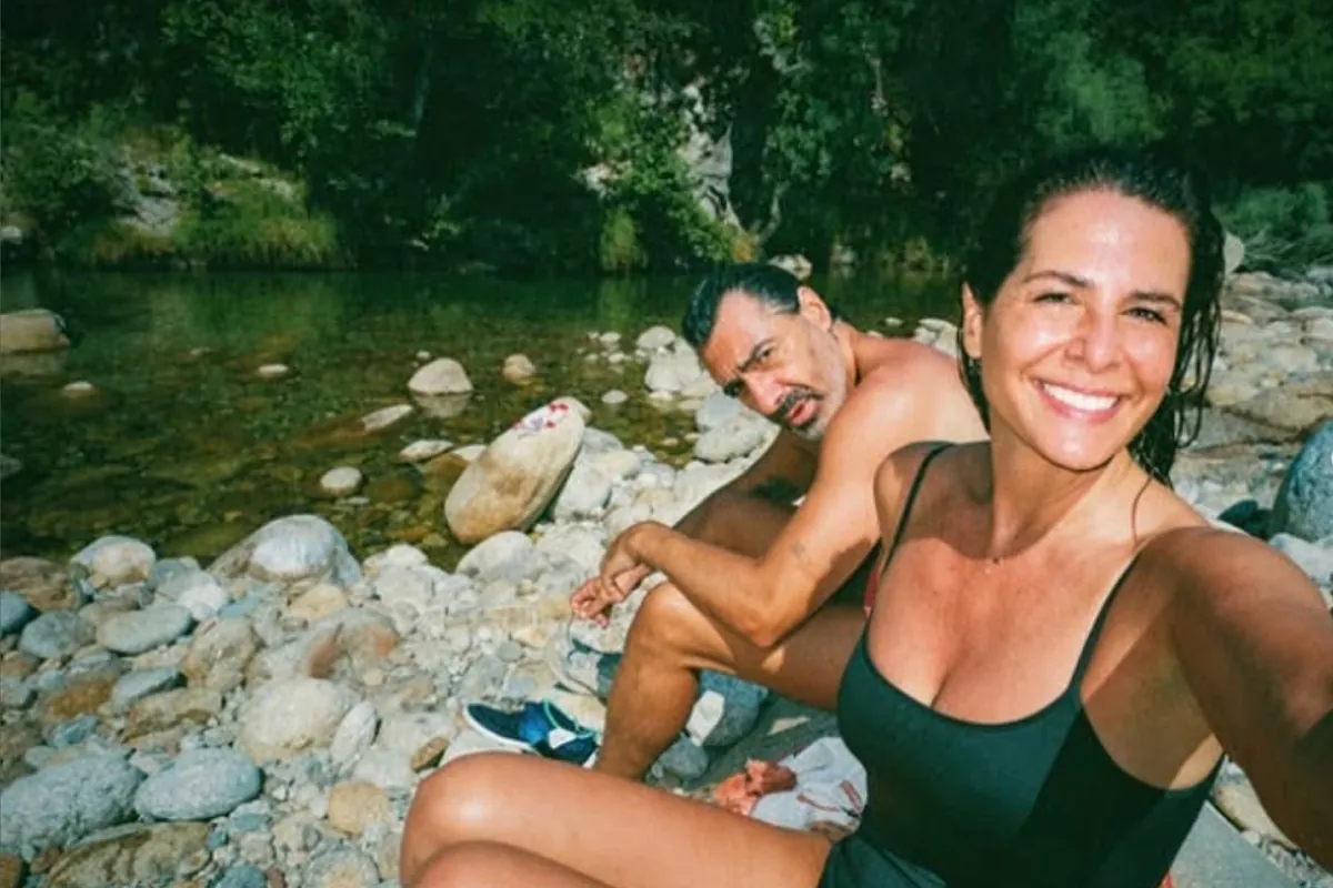 Nuria Roca y Juan del Val estrenan su refugio en la Sierra de Gredos en el que invirtieron el dinero del Premio Planeta