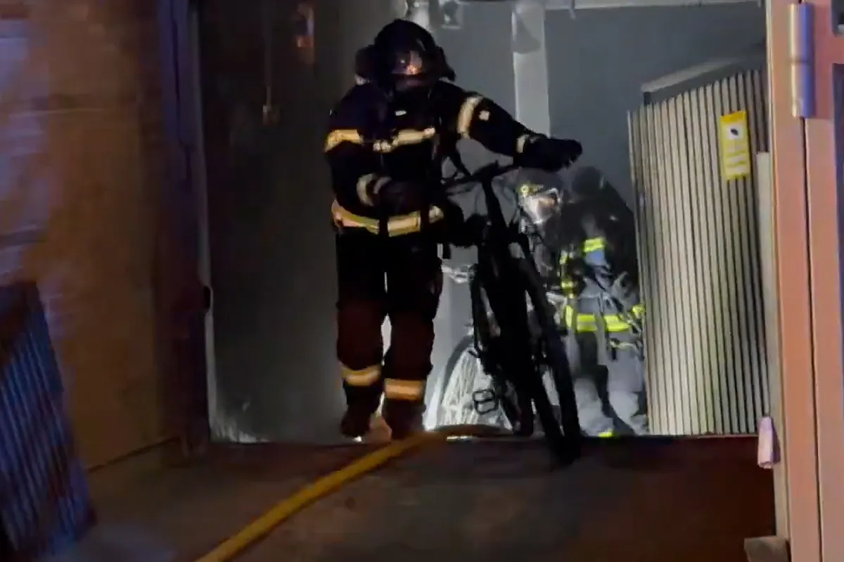 El joven muerto en el incendio de un trastero con bicicletas en Madrid era de Bangladesh e investigan si trabajaba de repartidor