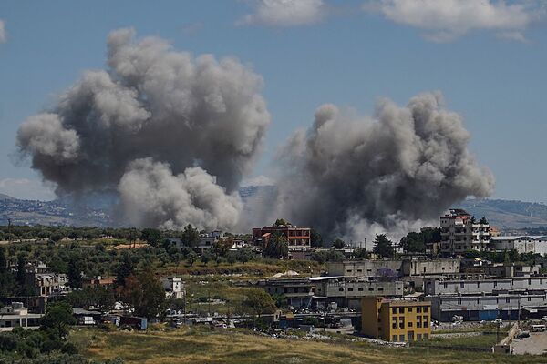 Una columna de humos sale de un poblado en el sur de Líbano tras un ataque de Israel.