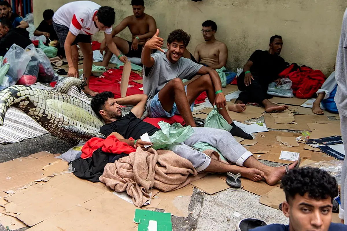 Ceuta, desbordada con más de 800 inmigrantes a las puertas del CETI tras entrar a nado