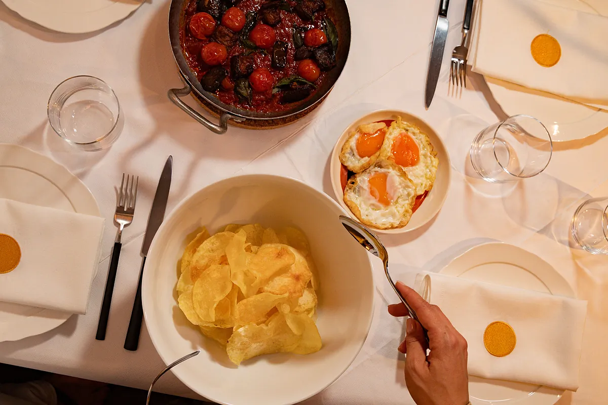 Caja de Huevos, el bar comedor de barrio en Chueca que nace de una receta superventas: "Aquí no hay reservas, el primero que llega se sienta"