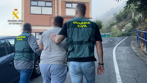 La Guardia Civil libera a un octogenario usado por una red criminal de Vizcaya en estafas por internet