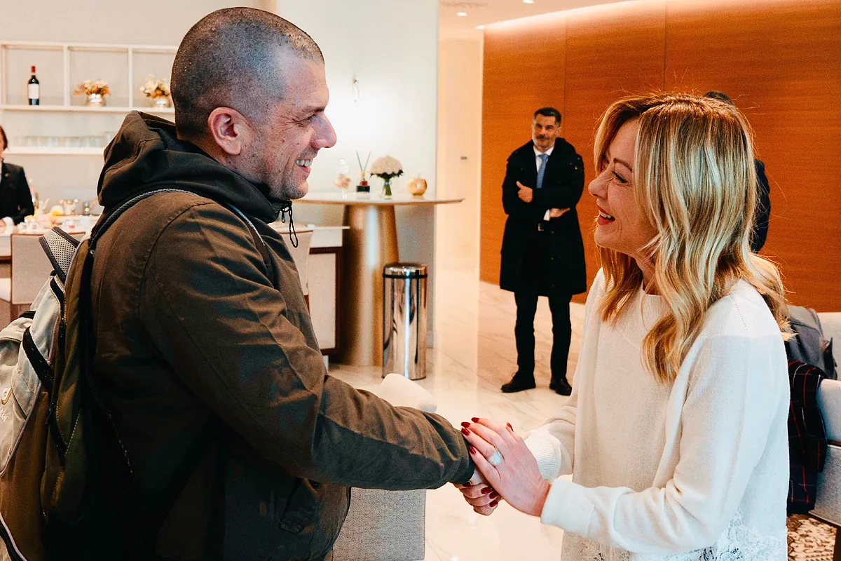 "¡Bienvenidos a casa!": Meloni recibe a pie de pista a los dos italianos liberados en Venezuela