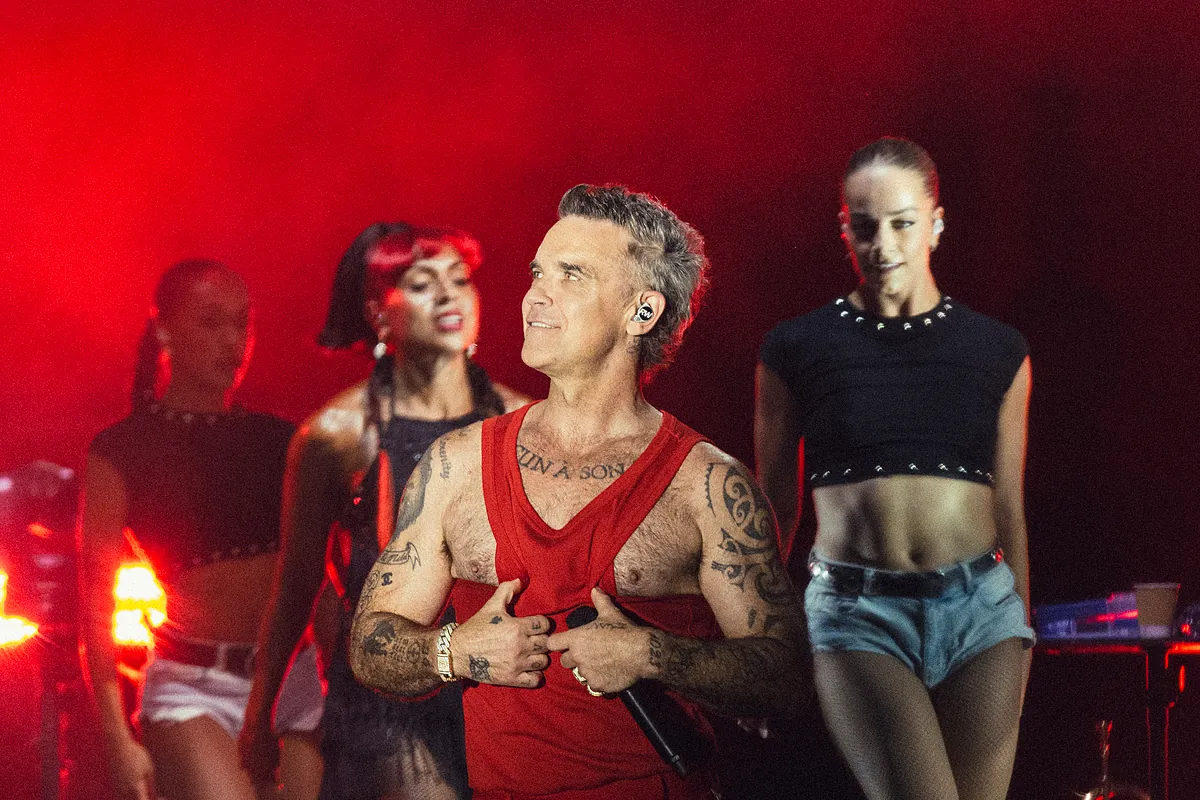Robbie Williams se corona con un espectáculo total de grandes éxitos suyos y prestados