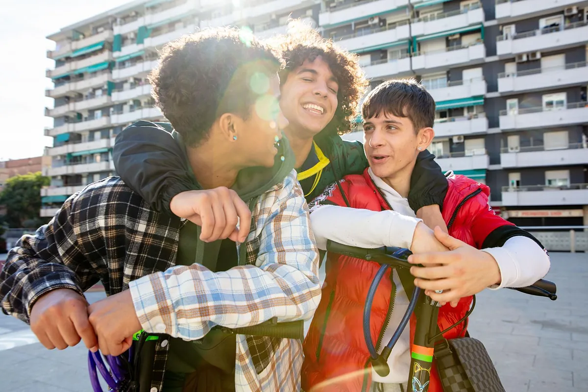 Hermanos: Cine de barrio con las manos sucias (****)