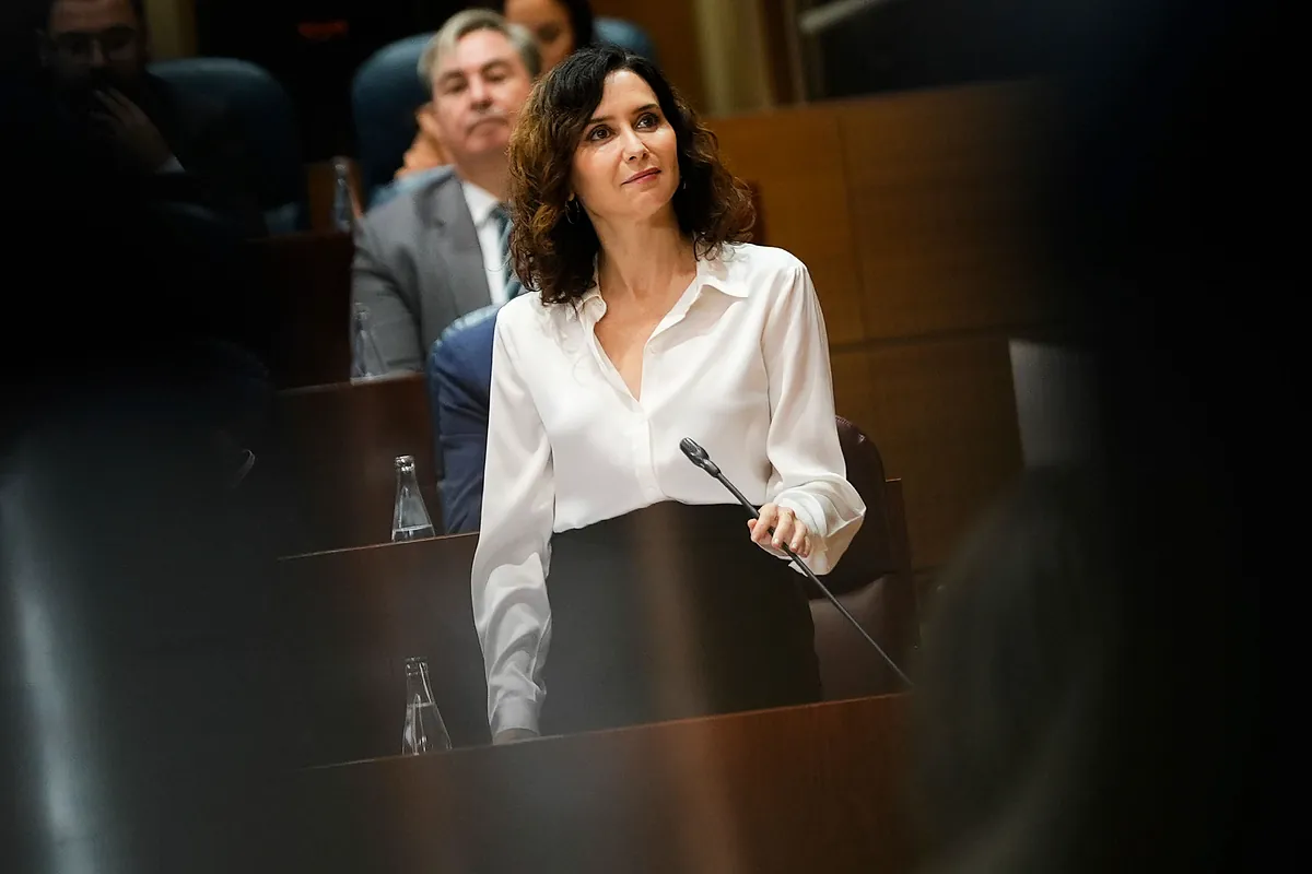 Los cabos sueltos de Ayuso en el último episodio de la legislatura: cómo zanjar la crisis del ático, una huelga en el horizonte y su última aventura electoral en Madrid