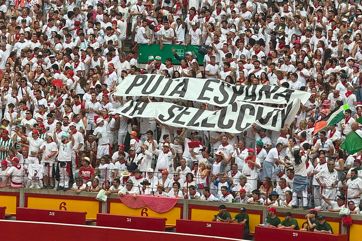Gritos de "Que viva España" y "Yo soy español" para responder a las pancartas de "Puta España y puta selección" en la plaza de toros de Pamplona