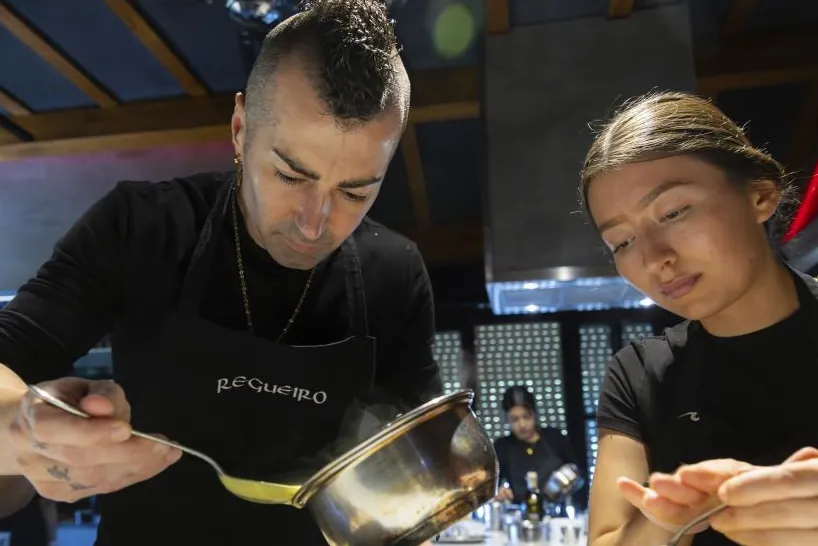 Diego Fernández, chef de Regueiro, el estrella Michelin más viajero y gamberro de Asturias: Estuve diez años sin cobrar un euro en el restaurante