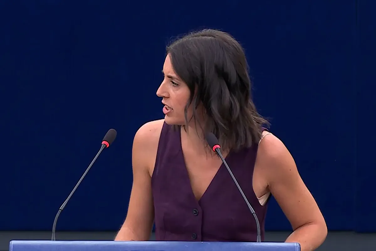 Irene Montero imita a Marilyn Monroe y canta el cumpleaños feliz a Trump en el Parlamento Europeo