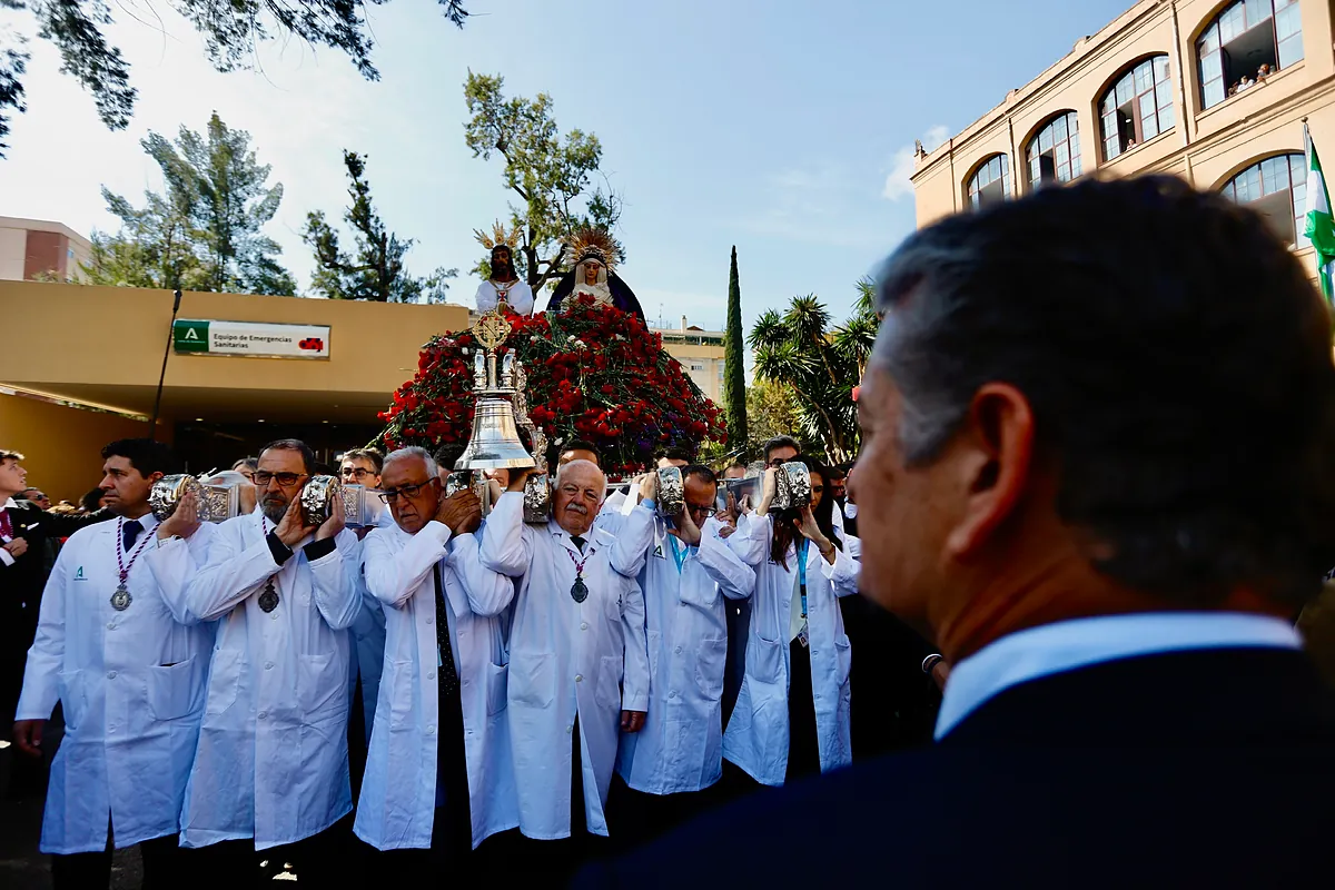 Málaga se echa a la calle para arropar al Cautivo en su traslado