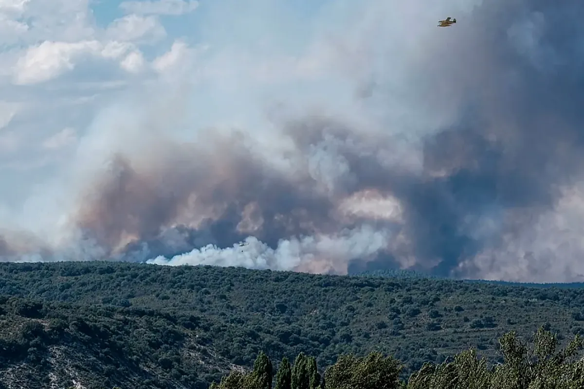 El incendio de La Mierla avanza y ya ha quemado 13.000 hectáreas y hay 800 personas desalojadas