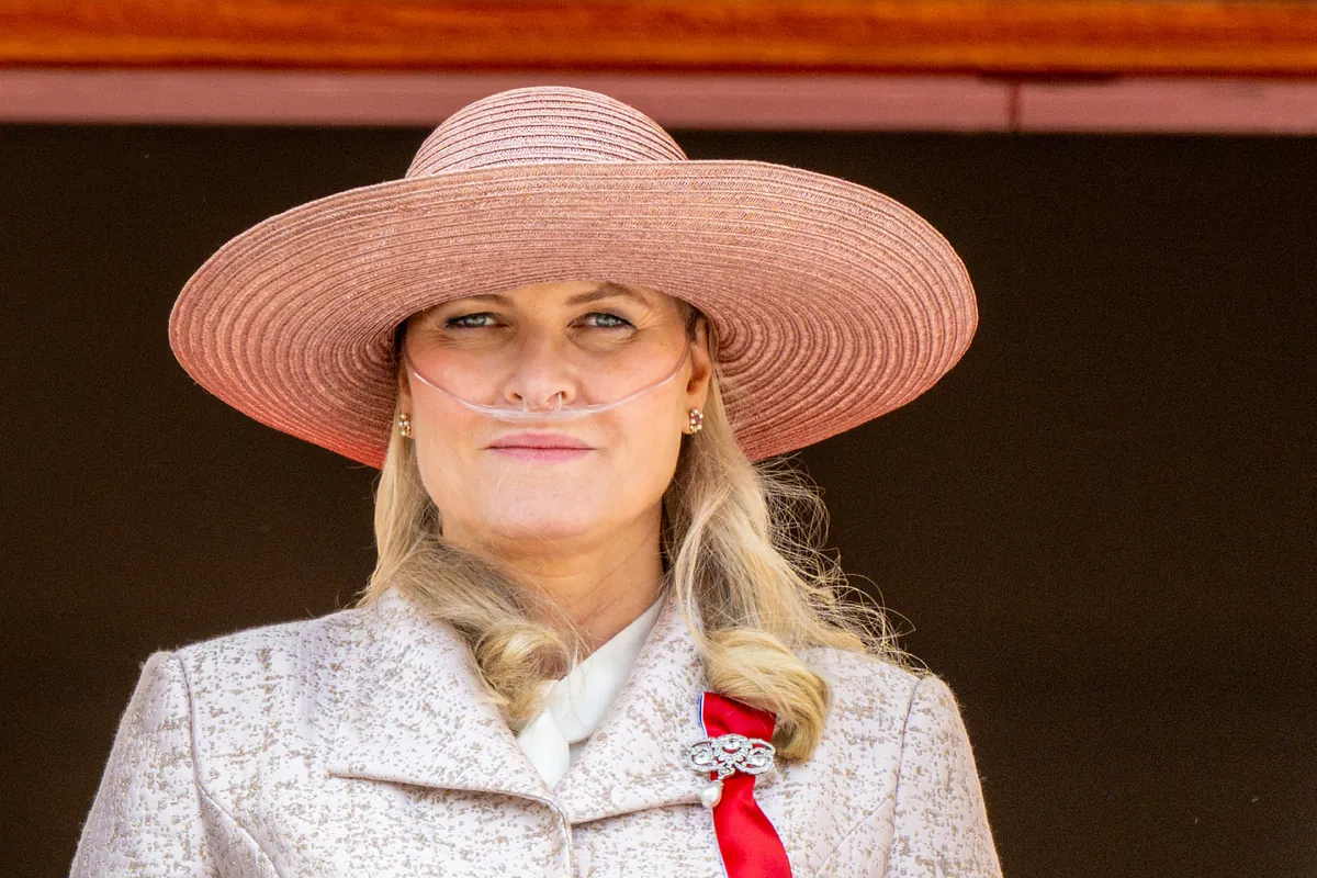 Mette-Marit, el motivo de su ausencia a última hora en la coronación de Haakon de Noruega: "Está vulnerable"