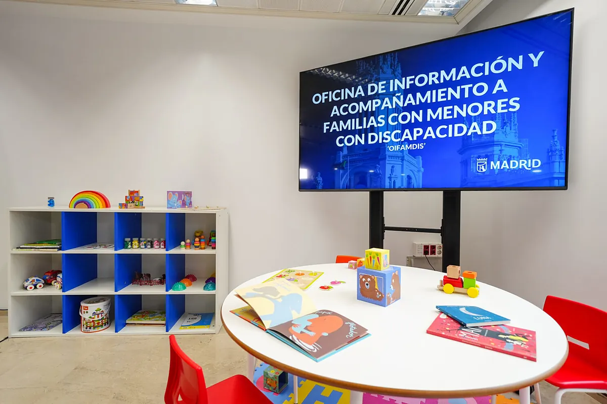 El Ayuntamiento de Madrid activa la oficina de acompañamiento a familias con menores con discapacidad, primera en España