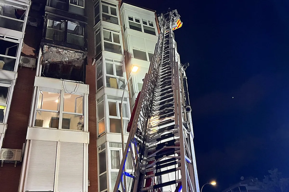 Aparatoso incendio en un edificio de Ciudad Lineal por la batería de un móvil que se estaba cargando