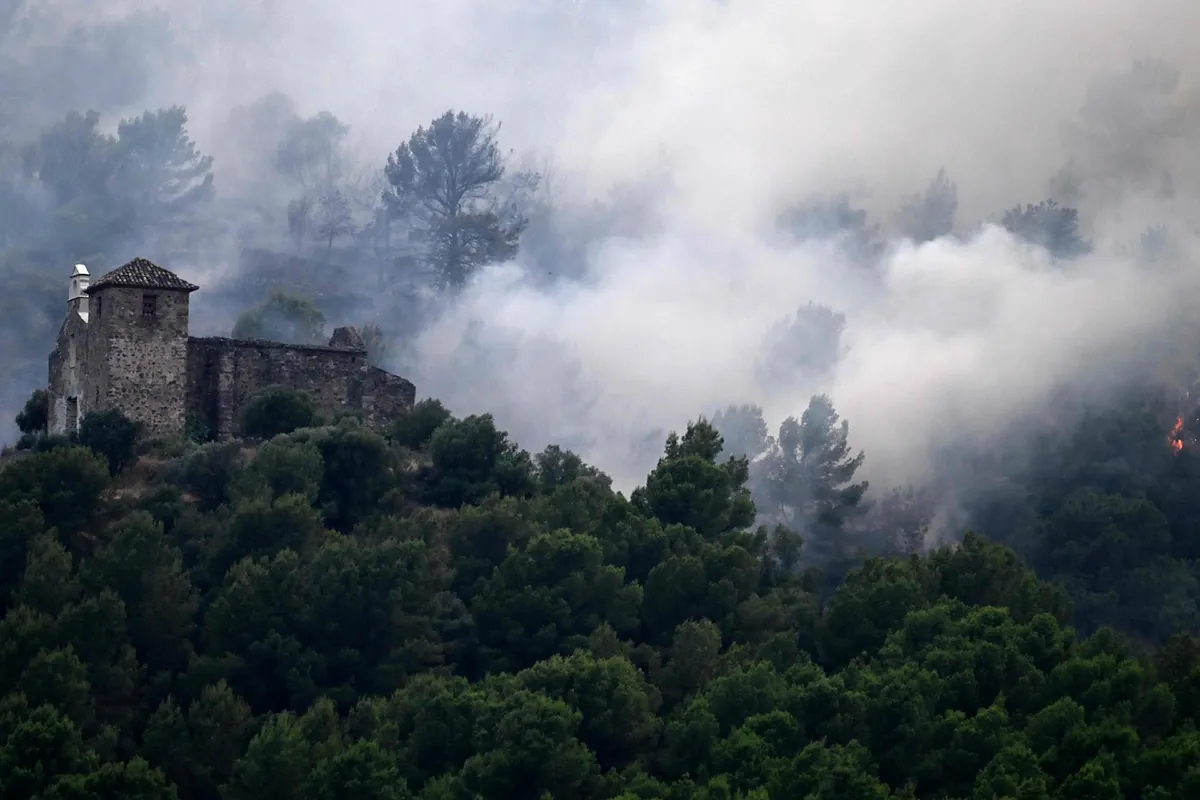 Apagan el fuego de la ermita de Santa Bárbara en Onda (Castellón) cuando estaba rodeada por las llamas