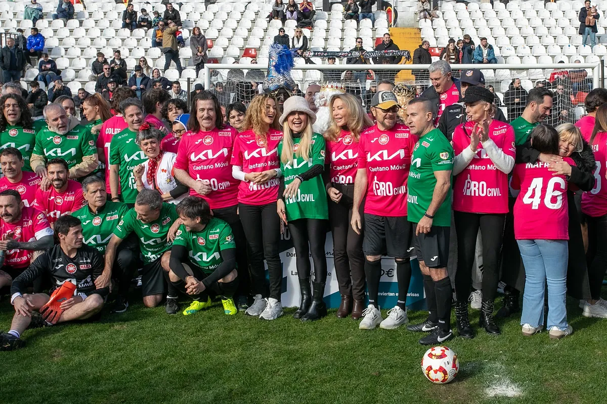 Goles benéficos entre famosos y artistas para la Fundación Theodora en Vallecas