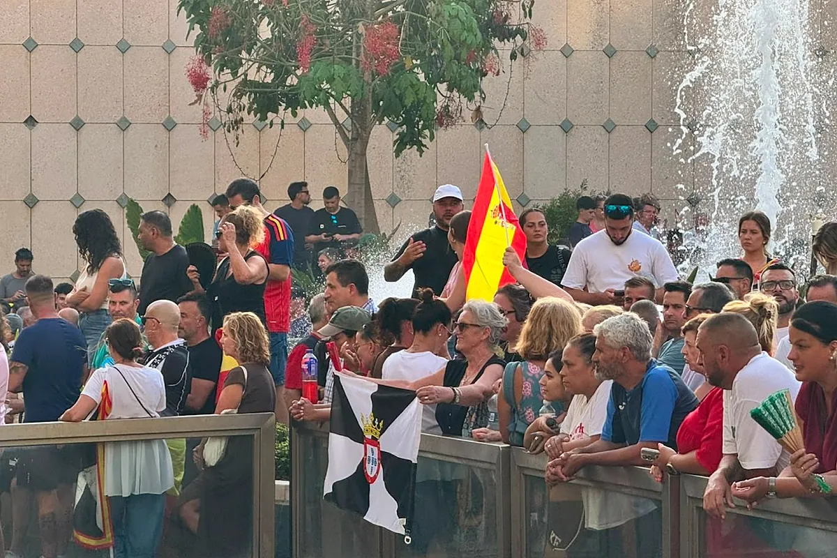 Vecinos de Ceuta protestan por la crisis migratoria y cargan contra Pedro Sánchez: "¡Hijo de puta!"