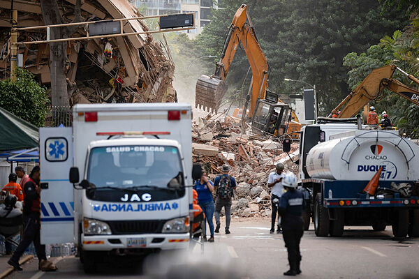 Rescatistas trabajan en una zona afectada por un terremoto de Caracas.