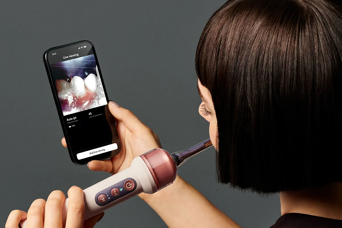 Dyson pone una cámara y un algoritmo de IA en tu boca con su nuevo cepillo