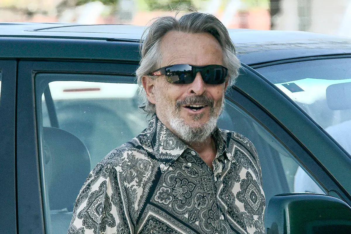 Miguel Bosé vuelve al centro de la polémica: carga contra la Agenda 2030, niega el cambio climático y desea que "ardan" los ecologistas en plena ola de incendios