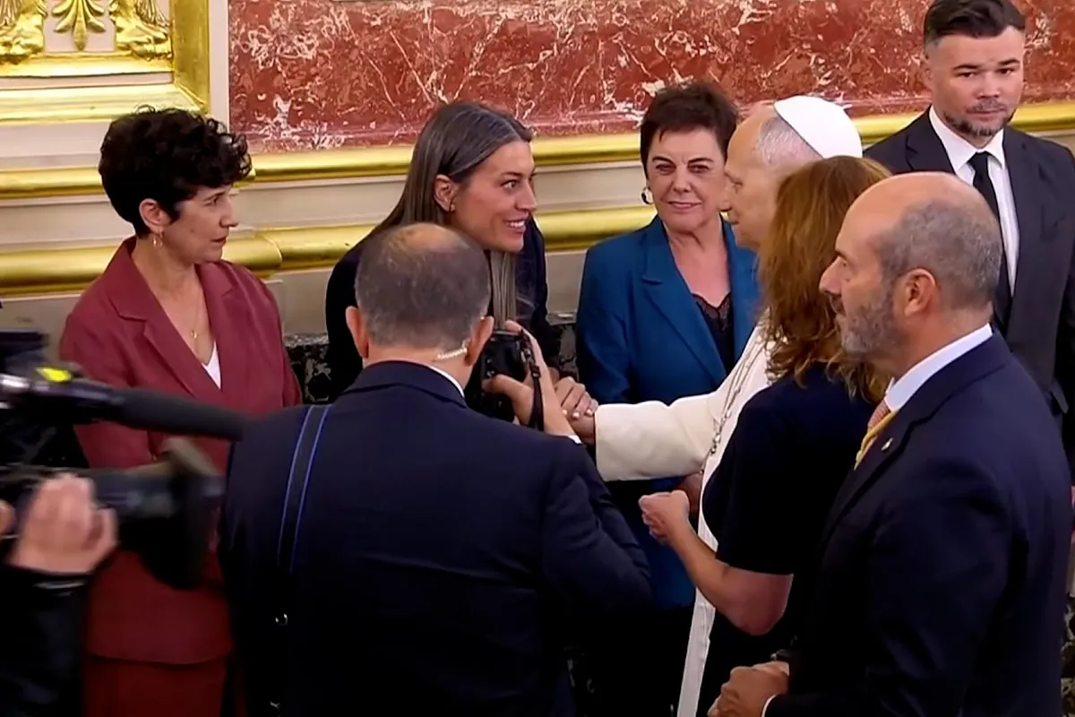 Nogueras 'retiene' al Papa para pedirle que hable catalán en Barcelona