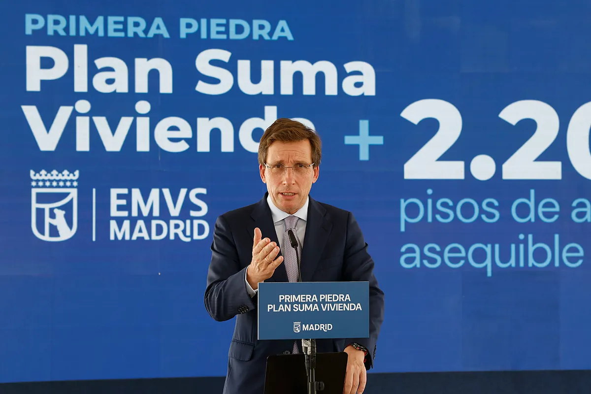 Almeida mira de reojo a las urnas desde Los Berrocales y se lanza a sacar músculo con la vivienda