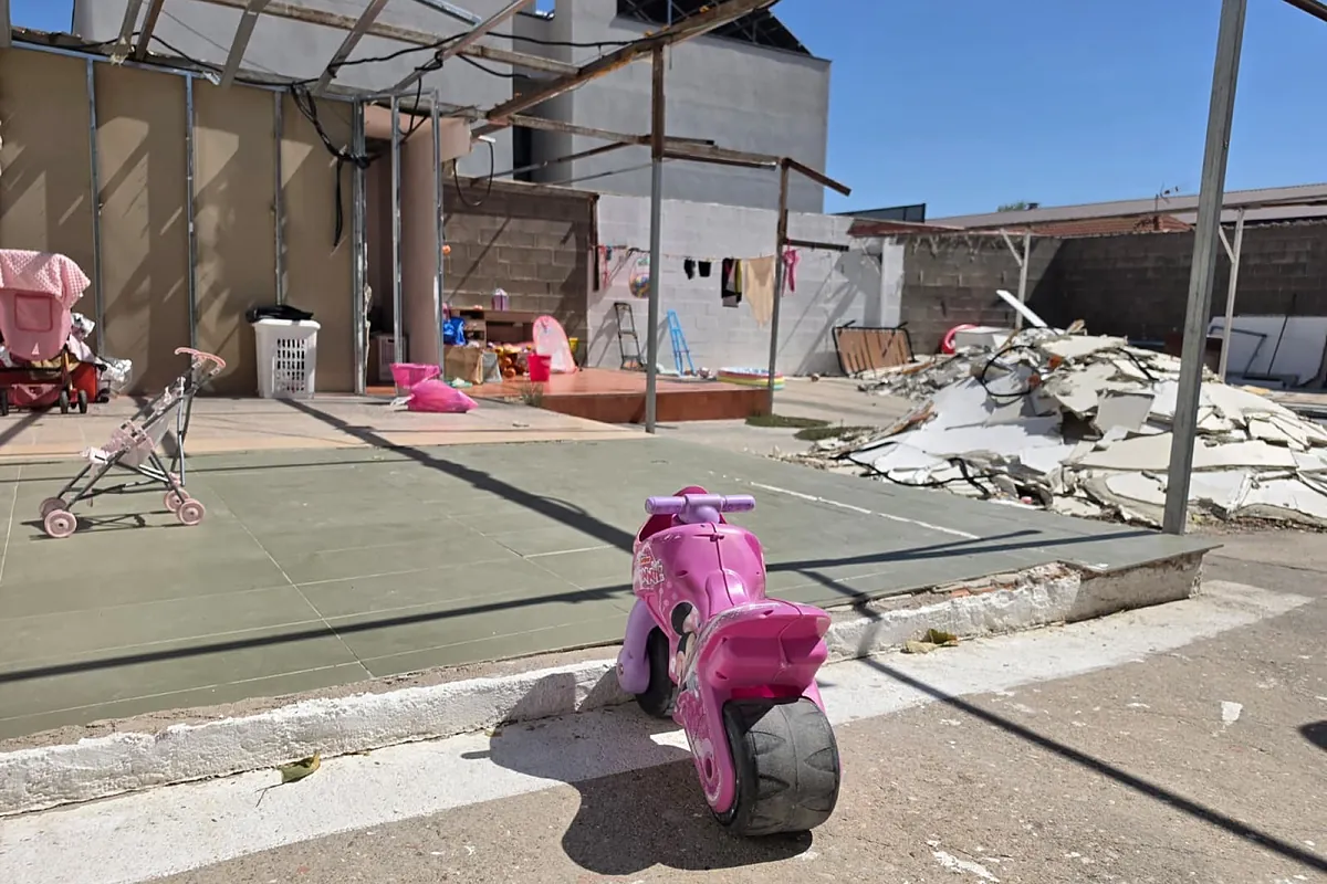 La polémica nave okupada de San Blas donde malviven menores: "Me daría vergüenza decir que ganas 4.000 euros al mes y tener a tus hijas entre basura"