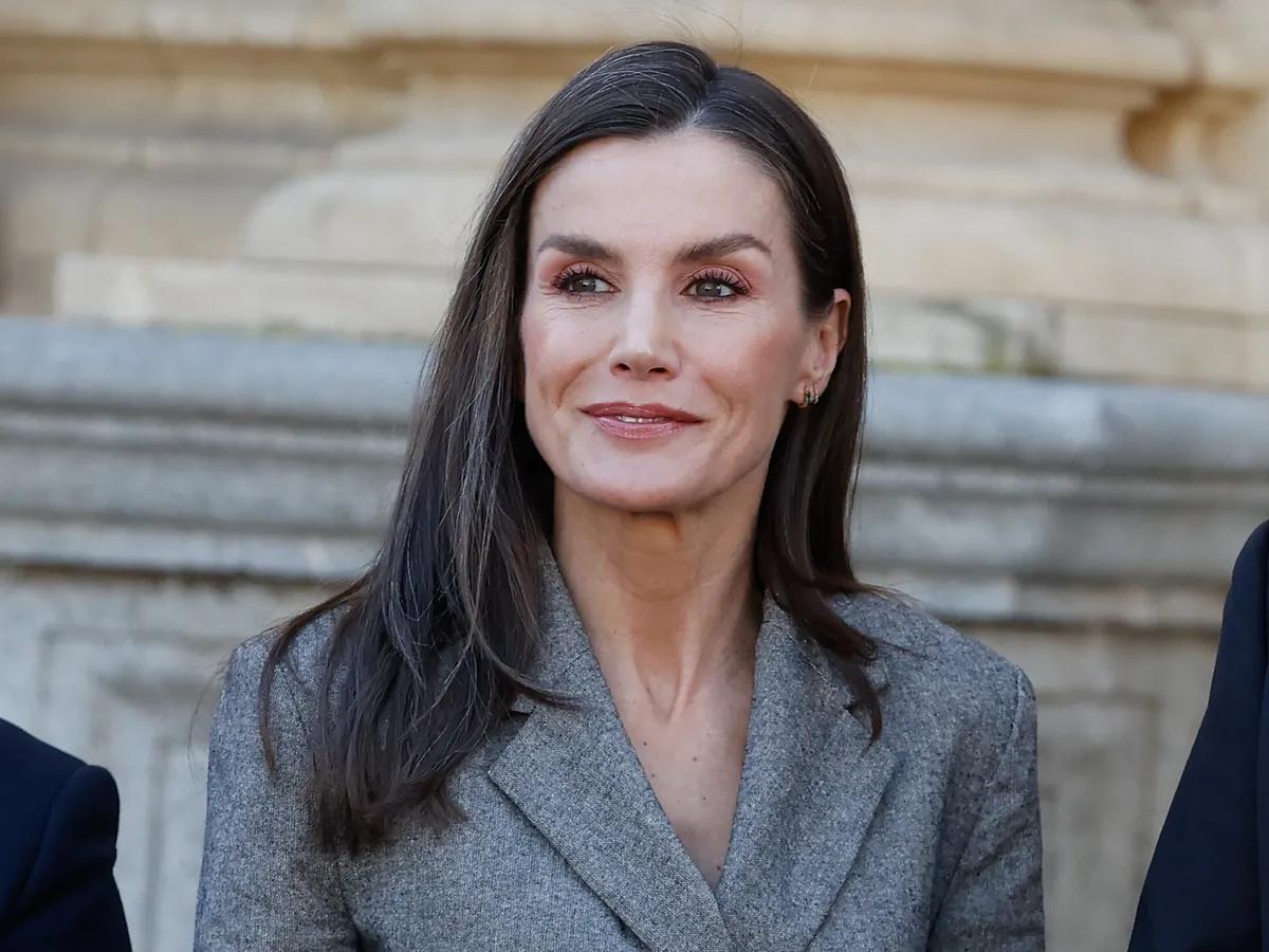 La Reina Letizia estrena traje de Zara con un diseño asimétrico que sorprende por lo original