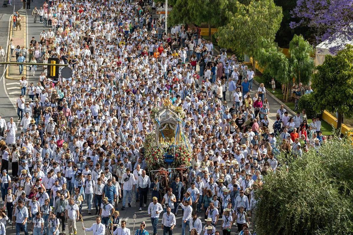 Miles de onubenses arropan a la Hermandad de Huelva en su salida hacia la Aldea del Rocío: "Una auténtica marea humana"