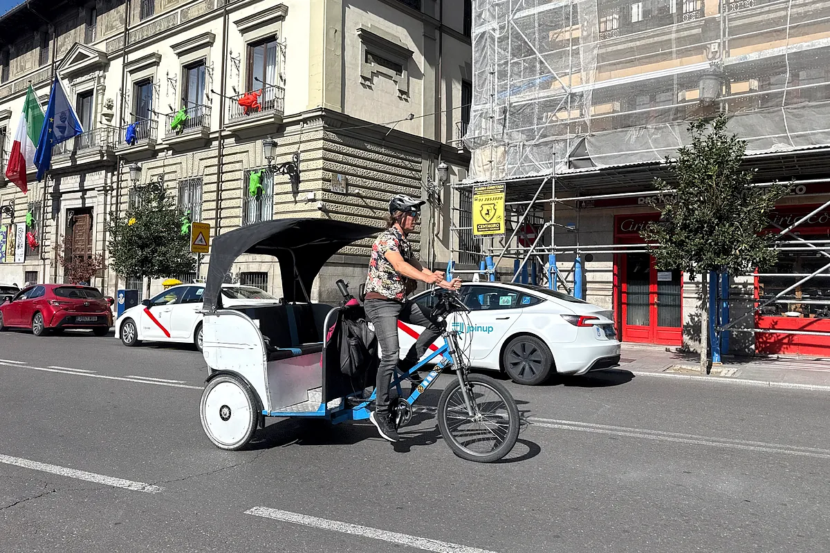 Los triciclos turísticos, bajo sospecha en Madrid: motores manipulados, seguros insuficientes y paseos sin autorización por El Retiro