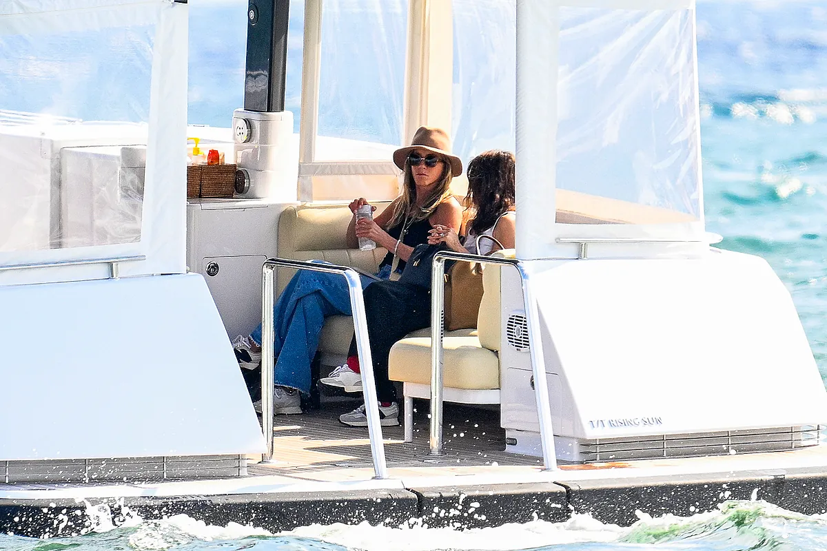 Friends en Mallorca: Jennifer Aniston y Courteney Cox navegan en un megayate junto al actor Pedro Pascal