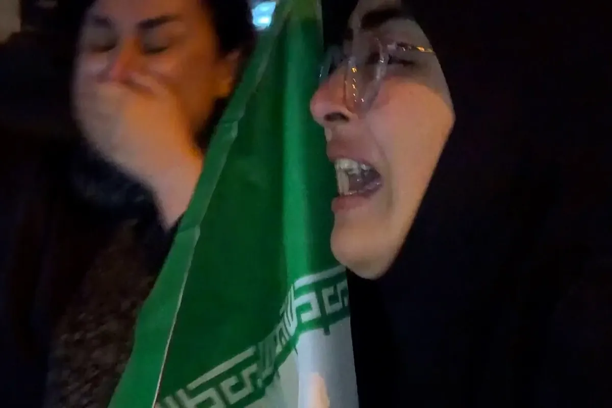 Los iranís lloran la muerte de Jamenei