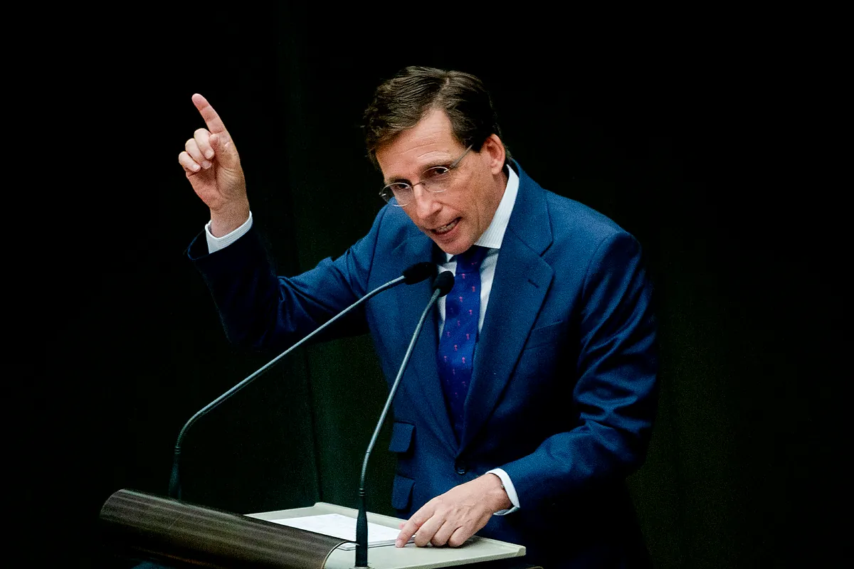 Almeida agarra la bandera de la Operación Campamento y mete prisa al Gobierno: "Queremos ver los pisos construidos cuanto antes"