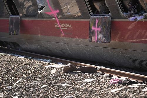 Los investigadores examinan en los talleres de Renfe en Madrid marcas de la v�a rota sobre trenes que pasaron por el mismo punto antes del accidente de Adamuz