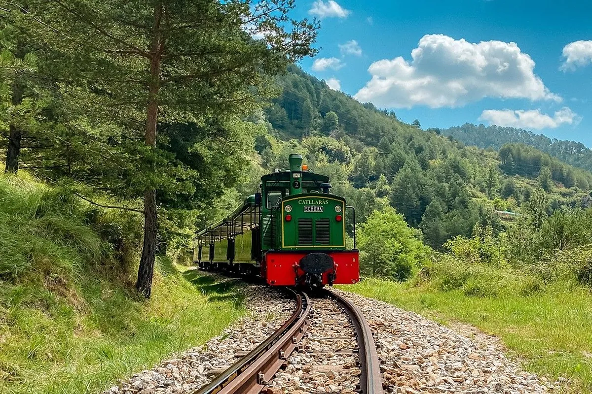 Parece sacado de otra época: así es el tren de Cataluña perfecto para un plan en familia