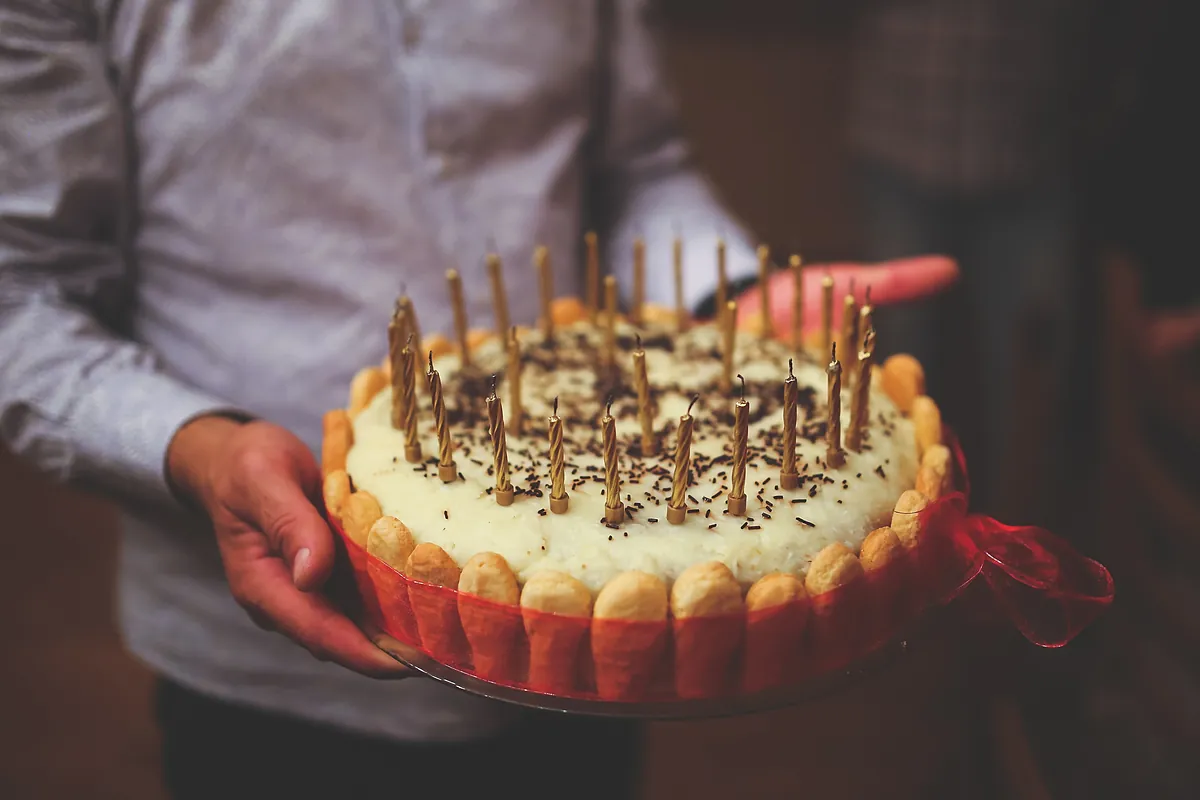 Una camarera publica fotos de su fiesta de cumpleaños estando de baja: la empresa la despide, pero la justicia italiana lo declara ilegal