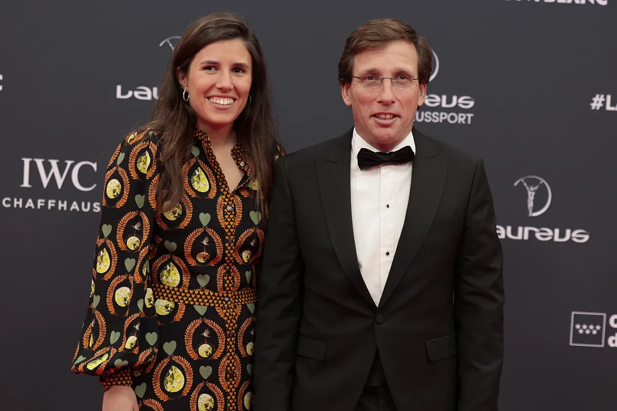 La tierna foto de José Luis Martínez-Almeida dándole el biberón a su hijo Lucas