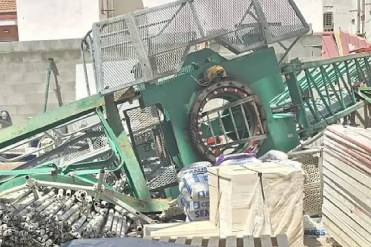 Una gran grúa se desploma sobre dos edificios en Tetuán: solo hay daños materiales